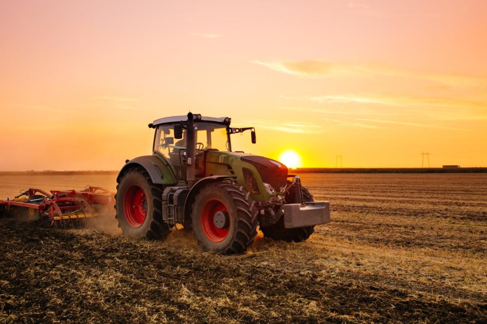 tracteur couché du soleil